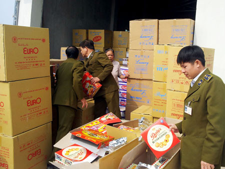 Kho hàng bánh kẹo, mỳ chính vi phạm nhãn mác bị cơ quan điều tra thu giữ