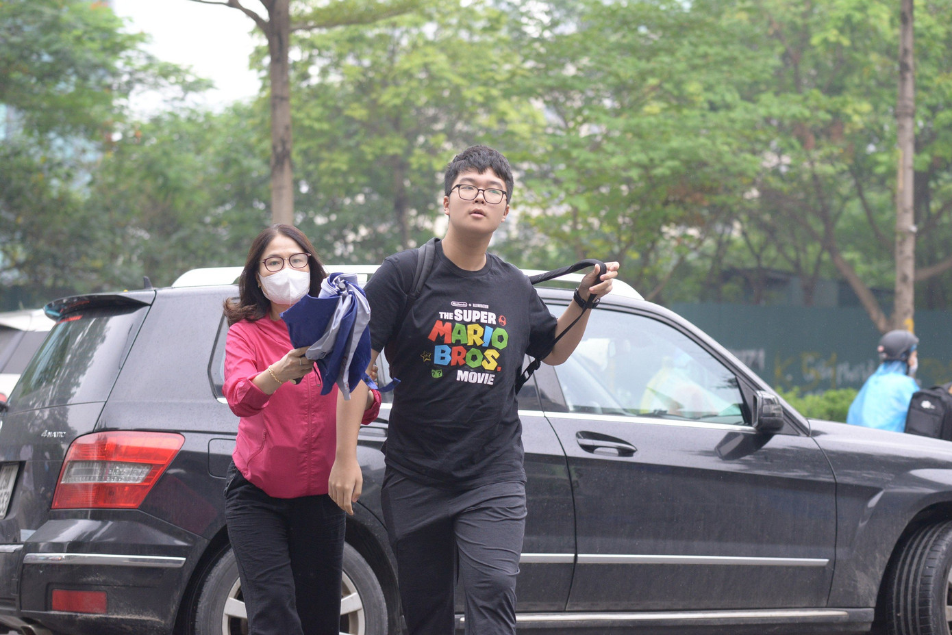 Con đi thi mẹ cũng đi thi cùng Con đi thi mẹ cũng đi thi cùng