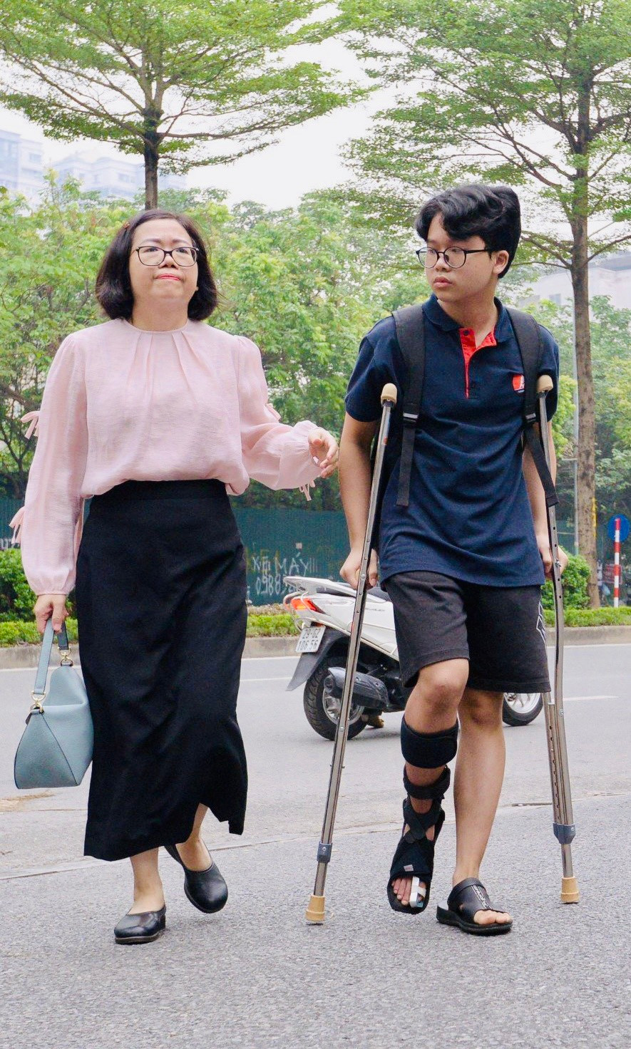 Em Phạm Hiếu Thành, học sinh trường THCS &THPT Marie Curie được mẹ đưa đến điểm thi trường THCS Yên Hòa, Hà Nội Em Phạm Hiếu Thành, học sinh trường THCS &THPT Marie Curie được mẹ đưa đến điểm thi trường THCS Yên Hòa, Hà Nội