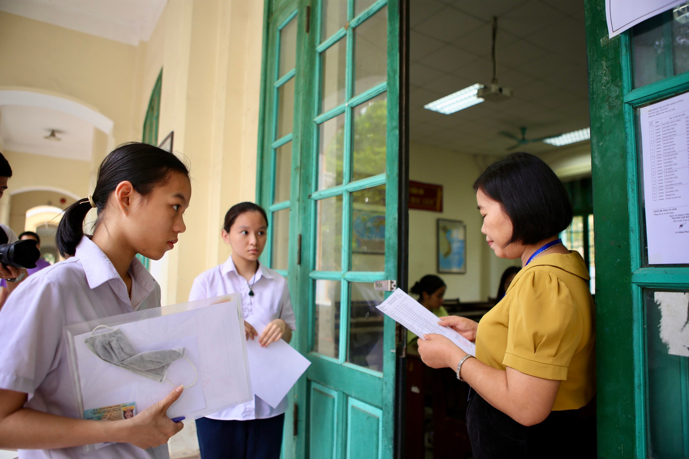 8h30, điểm trường bắt đầu mở cửa đón các thí sinh vào phòng thi (Ảnh: Trọng Tài). 8h30, điểm trường bắt đầu mở cửa đón các thí sinh vào phòng thi (Ảnh: Trọng Tài).