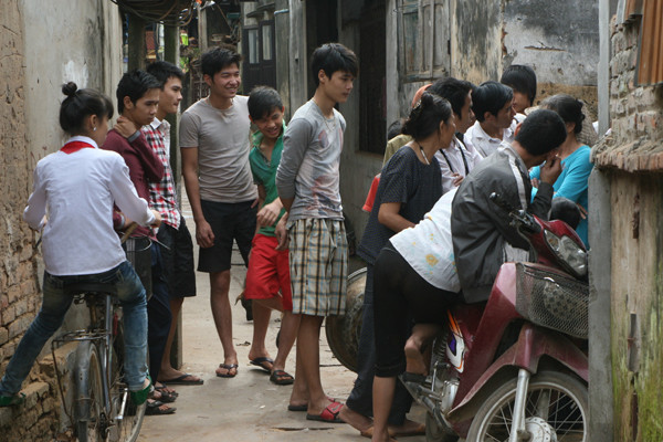 Nhiều người dân tò mò quây kín cổng nhà ông Nguyễn Văn Thọ