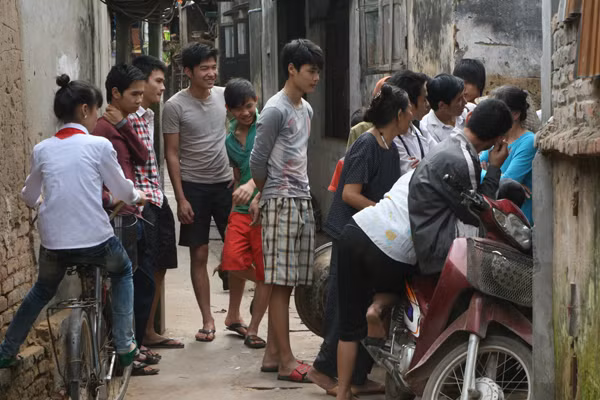 Nhiều người dân tò mò quây kín cổng nhà ông Nguyễn Văn Thọ