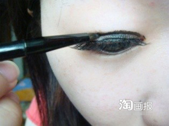 Mắt nhìn xuống và tiếp tục kẻ một đường viền đen trên ở gần miếng dính mắt thứ nhất