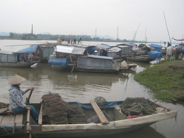 Một góc xóm chài dưới cầu Gián Khẩu	Ảnh: Duy Ngợi