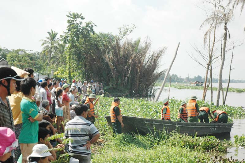 Rất đông người dân theo dõi cứu hộ. Ảnh: Quang Phương. Rất đông người dân theo dõi cứu hộ. Ảnh: Quang Phương
