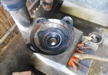 "Lò luyện" thuốc của bà Tư chỉ đơn giản như thế này.