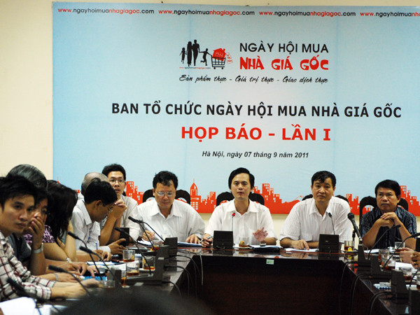 Ông Nguyễn Trung Thành - Chủ tịch HĐQT Cty CP truyền thông ASEAN C&C (ngồi giữa) chủ trì cuộc họp báo “Ngày hội mua nhà giá gốc”