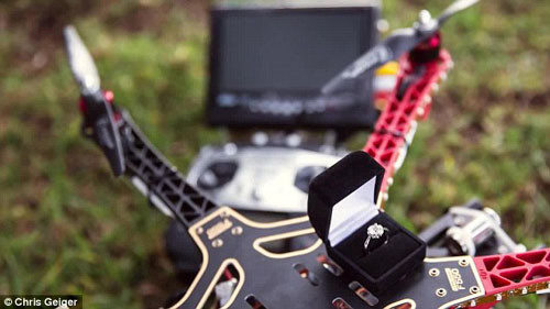 Chiếc nhẫn đính hôn được Jason Muscat gắn trên chiếc trực thăng điều khiển từ xa