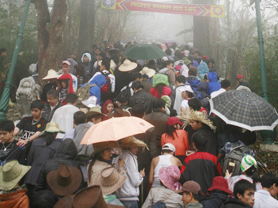 Nô nức người về dự khai hội Yên Tử