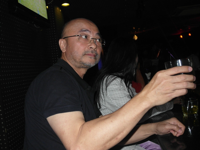 Nhiều lời đồn đoán về chuyện nợ nần của vị nhạc sĩ thích làm kinh doanh này. Nhấp tý rượu, Hà Dũng cho biết: 