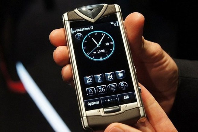 Vertu Constellation T Giá tham khảo: 5.600 - 13.800 USD Sau 13 năm xuất hiện trên thị trường, thương hiệu điện thoại xa xỉ đã tung ra chiếc màn hình cảm ứng đầu tiên Constellation T vào cuối năm 2011. Mẫu di động này có màn hình AMOLED 3,5 inch cùng mặt kính sapphire. Vertu Constellation T Giá tham khảo: 5.600 - 13.800 USD Sau 13 năm xuất hiện trên thị trường, thương hiệu điện thoại xa xỉ đã tung ra chiếc màn hình cảm ứng đầu tiên Constellation T vào cuối năm 2011. Mẫu di động này có màn hình AMOLED 3,5 inch cùng mặt kính sapphire. Vertu Constellation T còn hỗ trợ hai mạng WCDMA Penta các băng tần 850/900/1700/1900/2100 MHz và GSM 4 băng tần 850/900/1800/1900, camera 8 Megapixel với hai đèn flash LED, bộ nhớ trong 32 GB - Ảnh: Tech