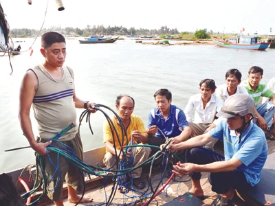 Ngư dân trên tàu ông Trung trình bày việc bị phía Trung Quốc phá tài sản và cướp cá. Ảnh: Thanh Trung 