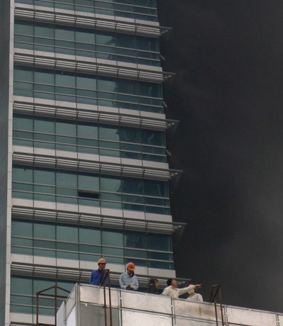 Lực lượng cứu hỏa đang cố tiếp cận với các tầng trên.. Lực lượng cứu hỏa đang cố tiếp cận với các tầng trên.