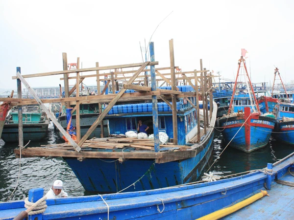 Sau nhiều chuyến biển, ngư dân vẫn chưa thể nhận tiền hỗ trợ xăng dầu. Ảnh: Nam Cường