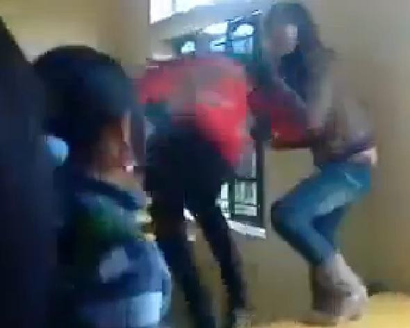 Nữ sinh nhảy cả lên bàn học để đánh nhau.
