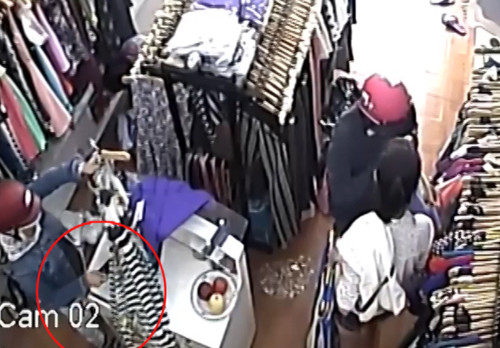 Màn kịch trộm iPhone khó lường của 2 nữ quái ảnh 1