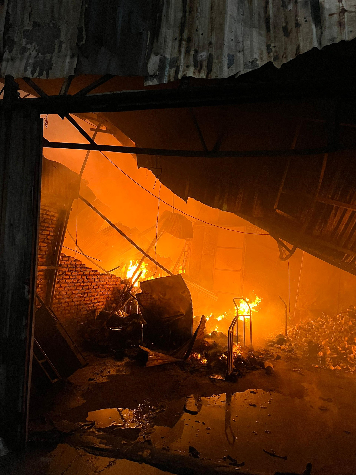 Khu vực xảy ra hỏa hoạn chứa nhiều đồ dễ cháy.