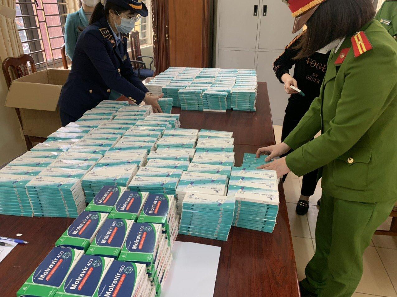 Lực lượng chức năng kiểm đếm số kit test nhanh. Lực lượng chức năng kiểm đếm số kit test nhanh.