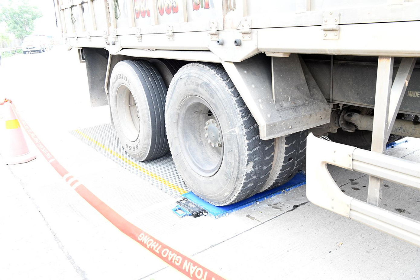 Đại úy Đinh Vạn Sơn - Đội phó Đội 3 cho biết, từ ngày 9/3- 15/3, đã có 120 trường hợp xe chở quá tải trọng bị phát hiện trên tuyến. Trong đó, tước giấy phép lái xe 38 trường hợp, tước 50 phù hiệu vận tải của xe. “Quá trình làm nhiệm vụ đơn vị phối hợp, trao đổi thông tin với các đơn vị địa phương trên tuyến để xử lý vi phạm ngay từ khi phương tiện bắt đầu vào cao tốc. Sau 1 tuần ra quân xử lý, tình trạng xe quá tải trên tuyến đã giảm rõ rệt” - đại úy Đinh Vạn Sơn thông tin.