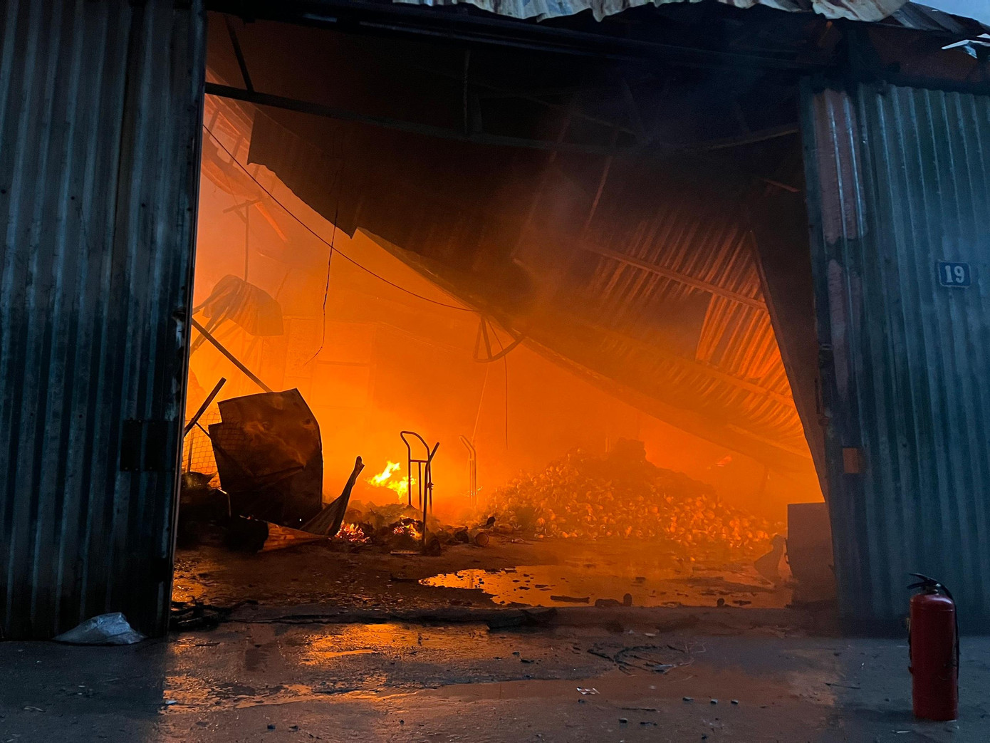 Đám cháy bùng phát rộng khoảng 300m2.