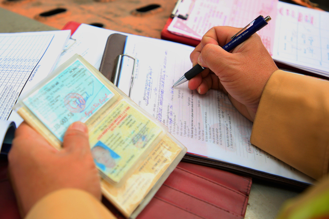 CSGT vẫn lập biên bản giấy đối với tài xế vi phạm. CSGT vẫn lập biên bản giấy đối với tài xế vi phạm.