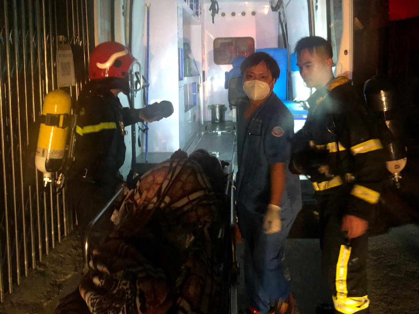 Nạn nhân được kiểm tra sức khỏe. Nạn nhân được kiểm tra sức khỏe.