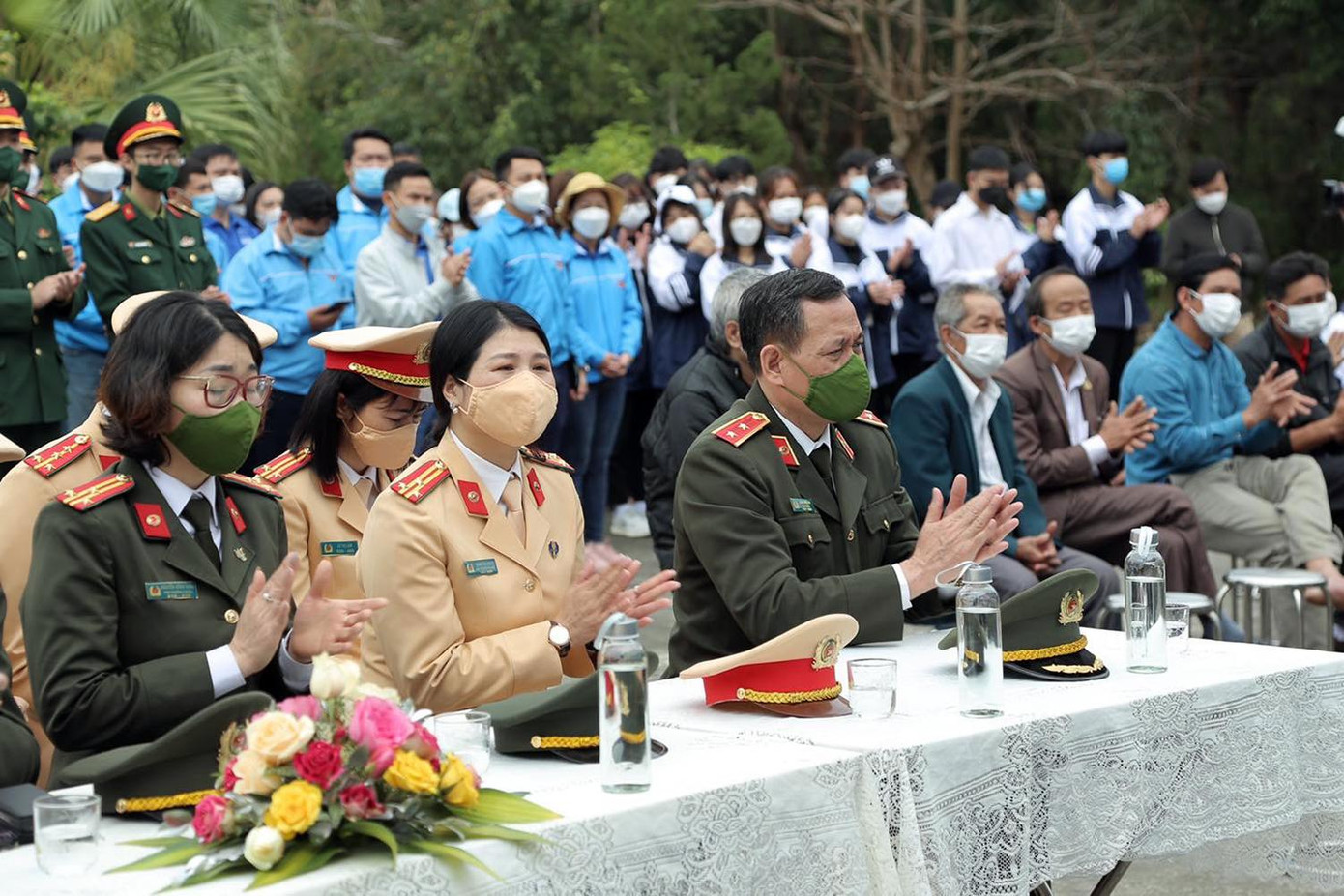 Tới dự chỉ đạo và đồng hành cùng các đơn vị tham gia hoạt động tình nguyện có Trung tướng Đoàn Hồng Sơn - Cục trưởng Cục Ngoại tuyến, Bộ Công an. Tới dự chỉ đạo và đồng hành cùng các đơn vị tham gia hoạt động tình nguyện có Trung tướng Đoàn Hồng Sơn - Cục trưởng Cục Ngoại tuyến, Bộ Công an.