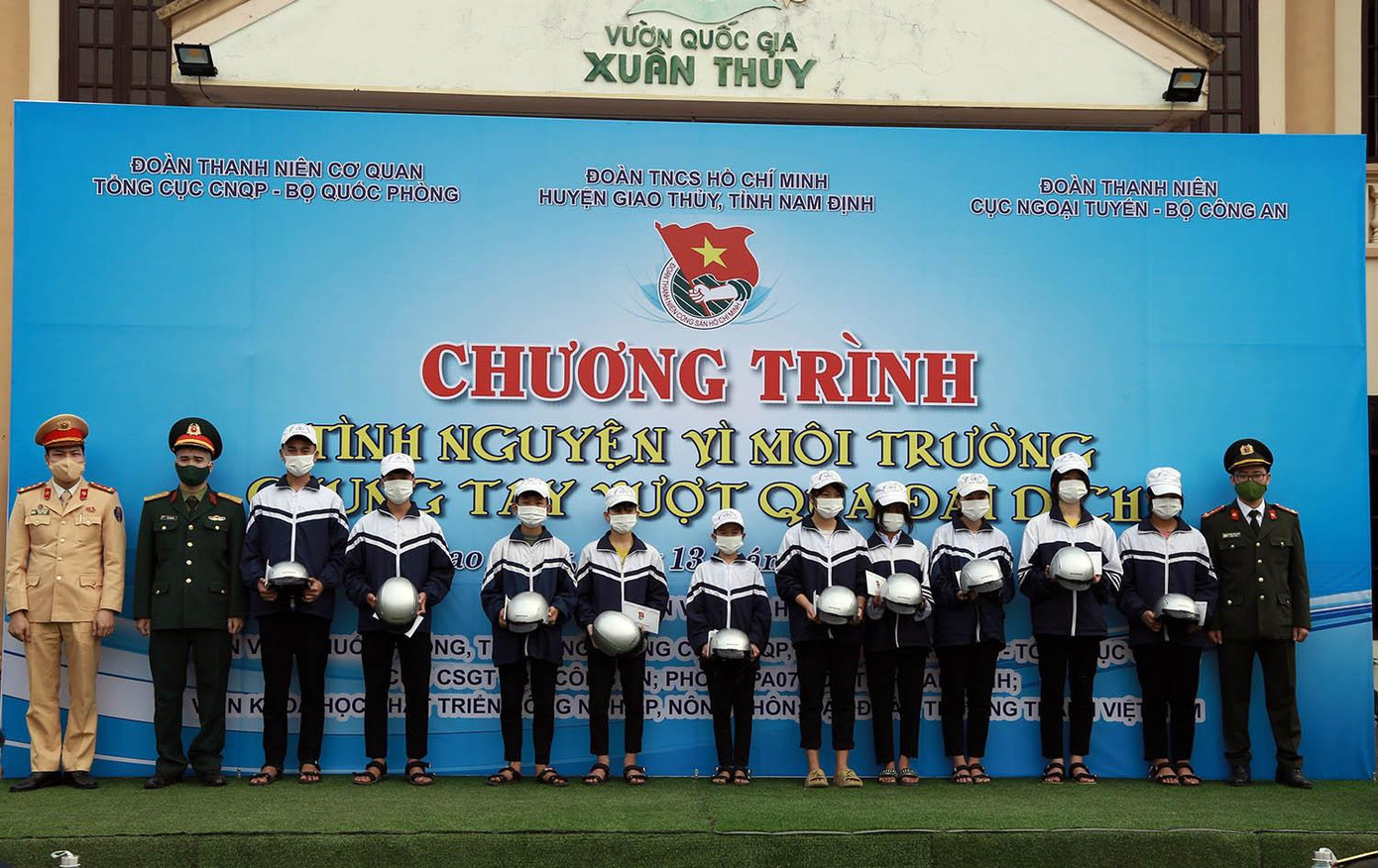 Các đơn vị tặng mũ bảo hiểm cho học sinh. Các đơn vị tặng mũ bảo hiểm cho học sinh.