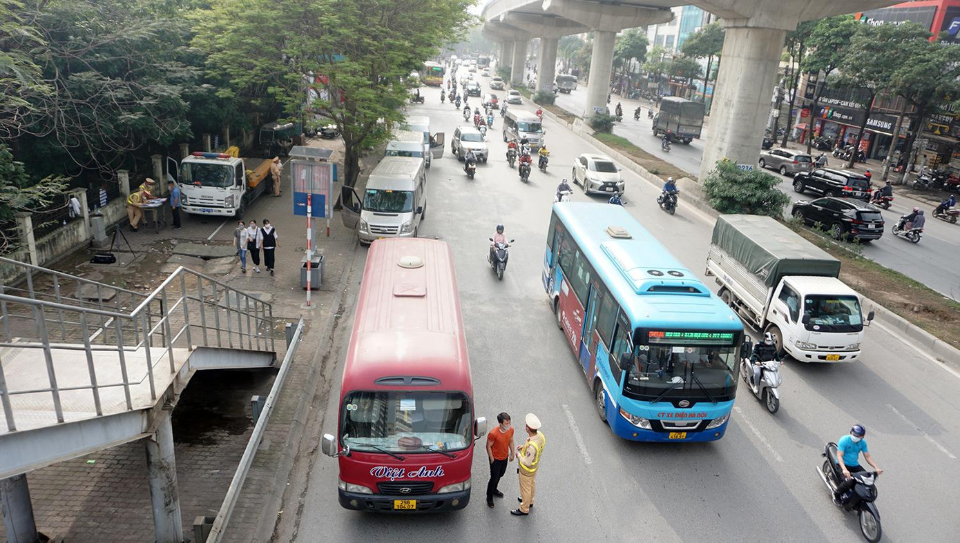 Hàng loạt tài xế xe hợp đồng bị dừng xử lý. Hàng loạt tài xế xe hợp đồng bị dừng xử lý.