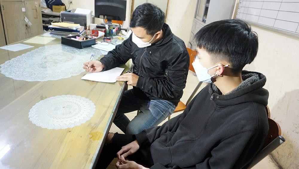 Nam thanh niên không đội mũ bảo hiểm đi xe máy và cất biển số vào cốp xe.