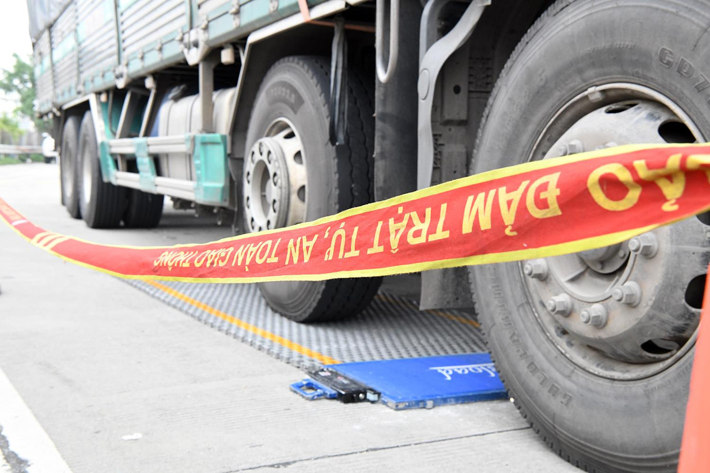 “Toàn bộ số tiền 11 triệu đồng tôi sẽ phải nộp, bởi ban đầu xe chở đủ tải trọng nhưng tôi tự ý nhận thêm hàng để bù vào tiền xăng dầu” - lái xe S. cho biết và nói thêm do tình hình dịch bệnh kéo dài, 10 ngày mới có một chuyến hàng.