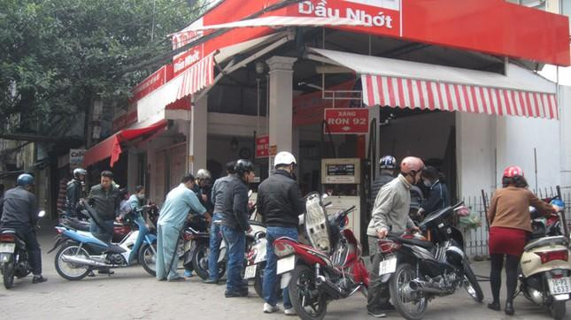 Giảm thuế bảo vệ môi trường đối với xăng dầu.