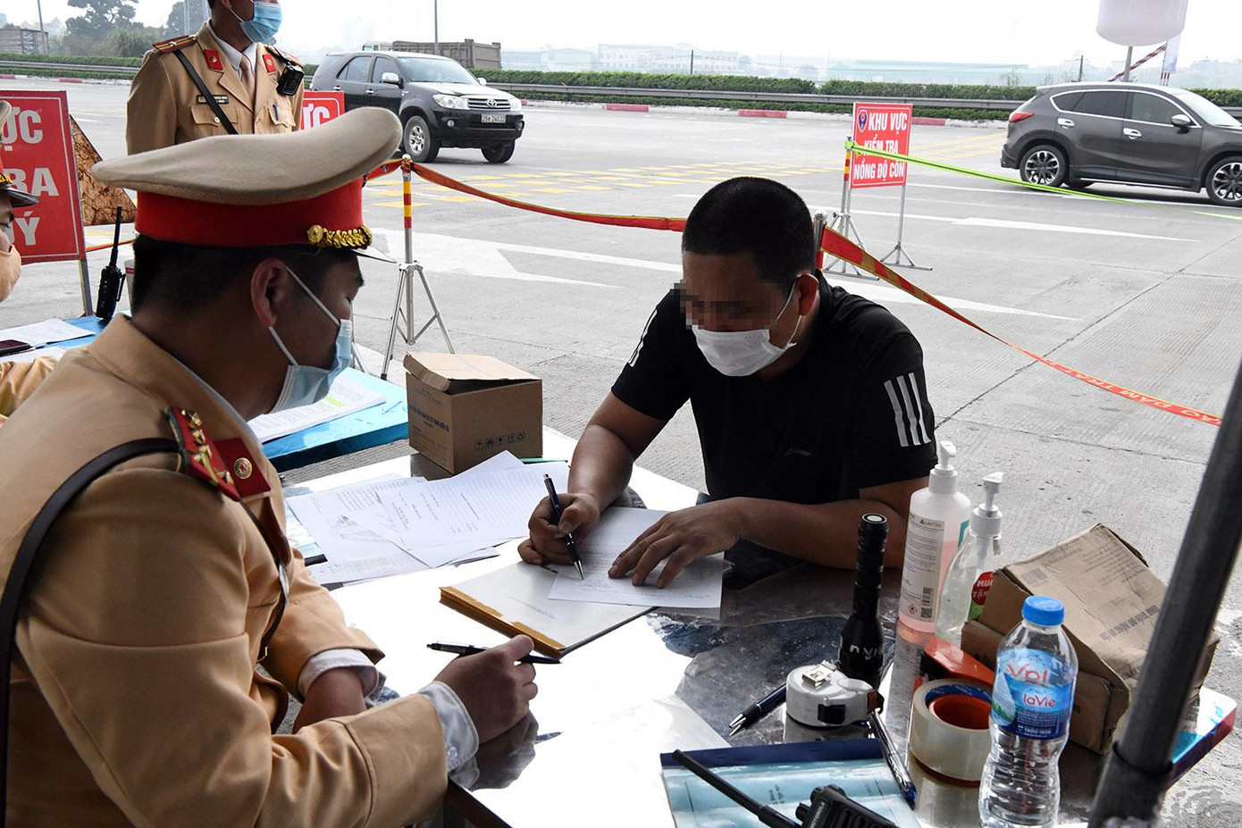 Theo Nghị định 123 có hiệu lực từ đầu năm 2022, cơ quan chức năng quy định chỉ còn 3 mức xử lý xe quá tải gồm quá tải 10-20%, 20-50% và trên 50%. Trong khi Nghị định 100 quy định tới 5 mức quá tải lần lượt là: 10-20%; 20-50%; 50-100%; 100-150% và trên 150%.