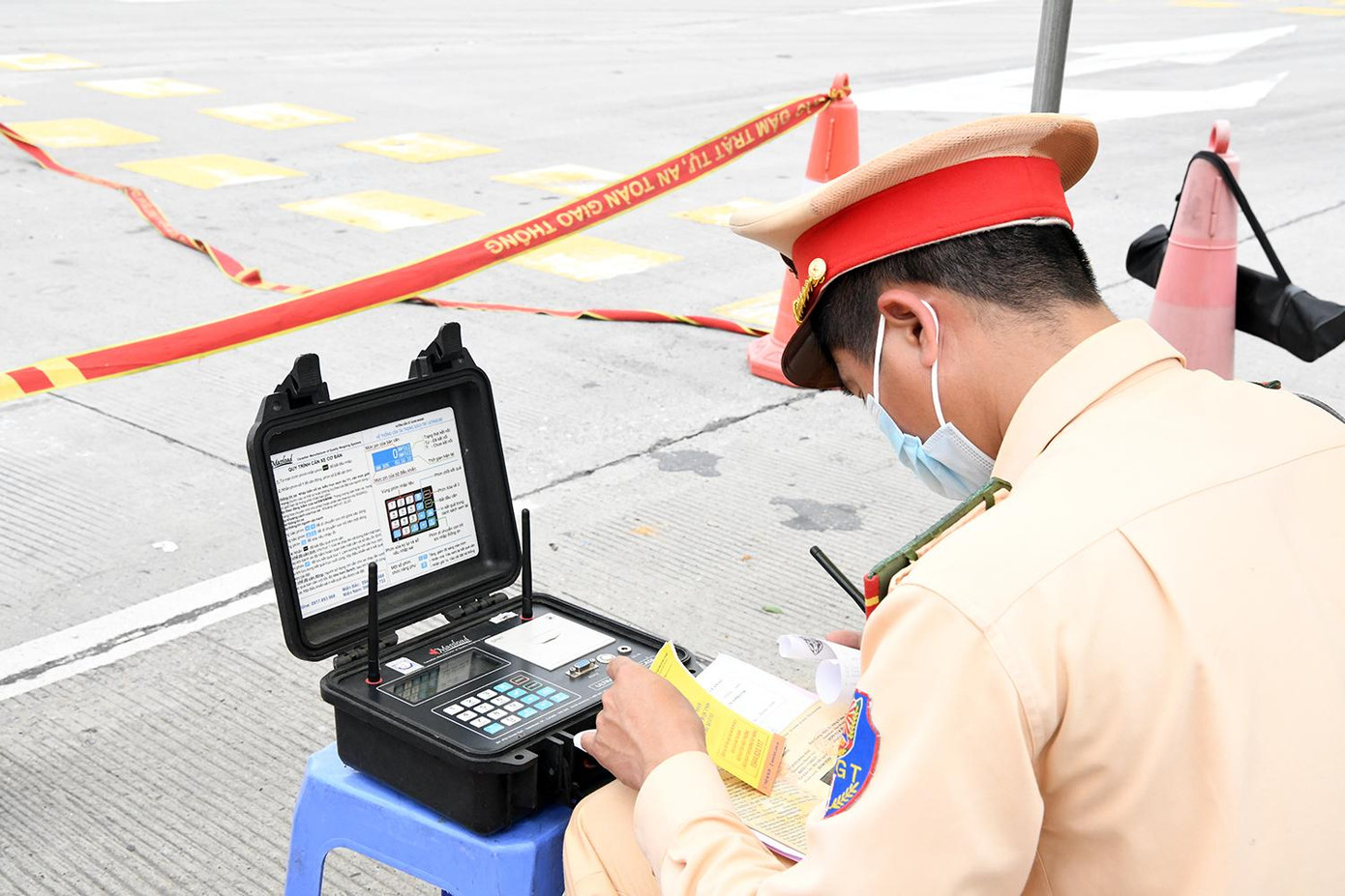 Trước đó, thực hiện kế hoạch tuần tra, kiểm soát, xử lý vi phạm theo chuyên đề chở hàng quá tải trọng, quá khổ giới hạn, tự ý cải tạo phương tiện trên đường bộ, CSGT toàn quốc thông qua hoạt động tuần tra, kiểm soát, phát hiện, xử lý các trường hợp chở hàng quá tải trọng, quá khổ giới hạn, tự ý cải tạo phương tiện, thay đổi kích thước thùng xe.