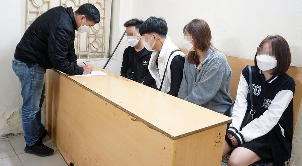 Các trường hợp vi phạm được bàn giao về công an phường xử lý.