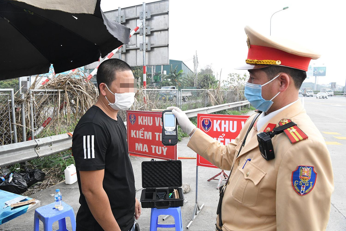 Sau khi cân, xe tải đã chở quá tải trọng cho phép 39,1% và lái xe bị tổ công tác lập biên bản xử phạt lái xe số tiền phạt 4 triệu đồng lỗi chở hàng vượt trọng tải cho phép và phạt chủ phương tiện là 7 triệu đồng, tước giấy phép lái xe và phù hiệu vận tải của xe 2 tháng.