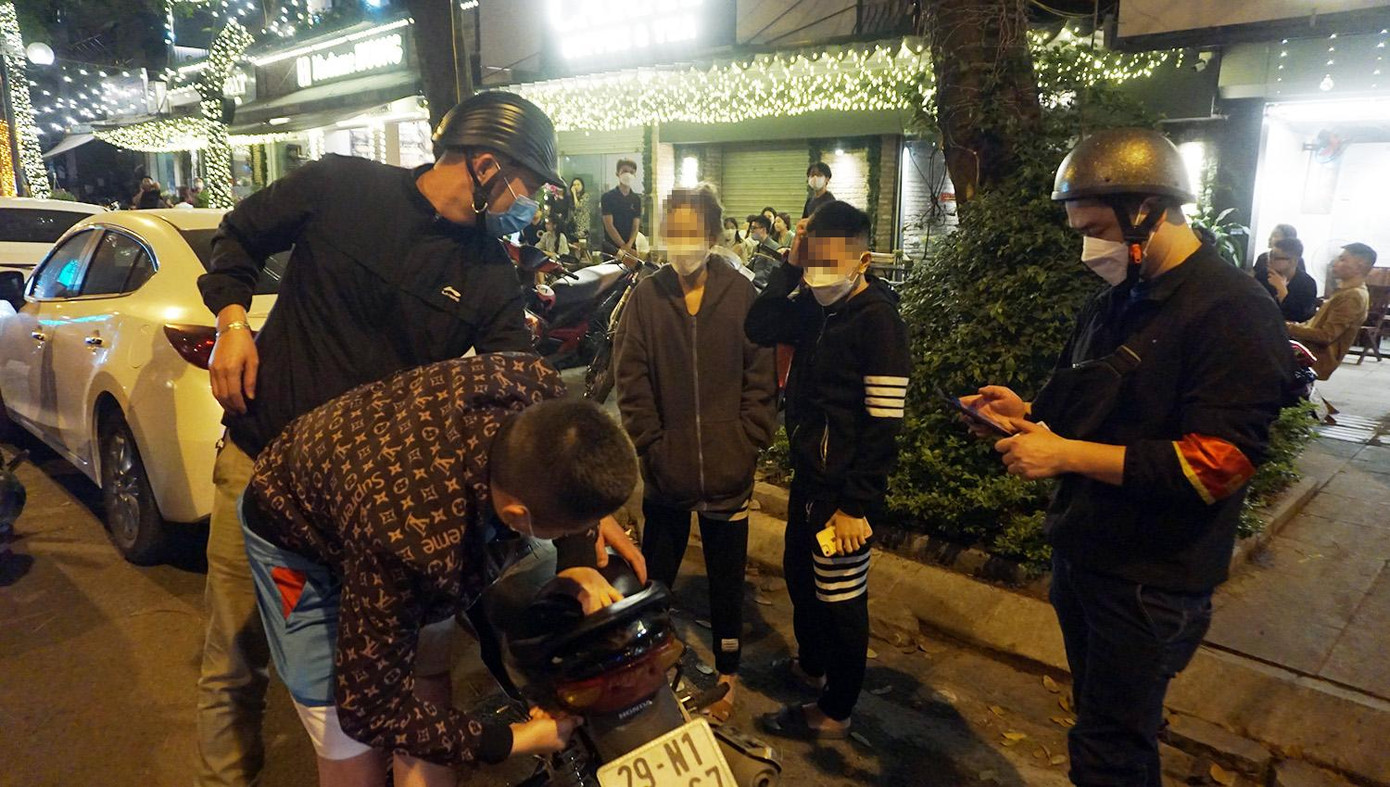 Tổ công tác 141 hóa trang tuần tra xử lý vi phạm trên các tuyến phố.