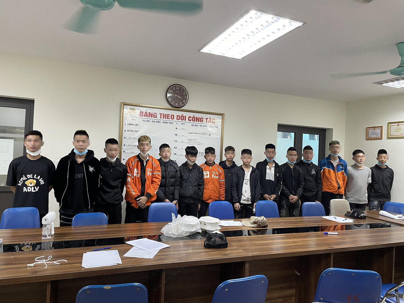 Nhóm đối tượng tại cơ quan công an. Nhóm đối tượng tại cơ quan công an.