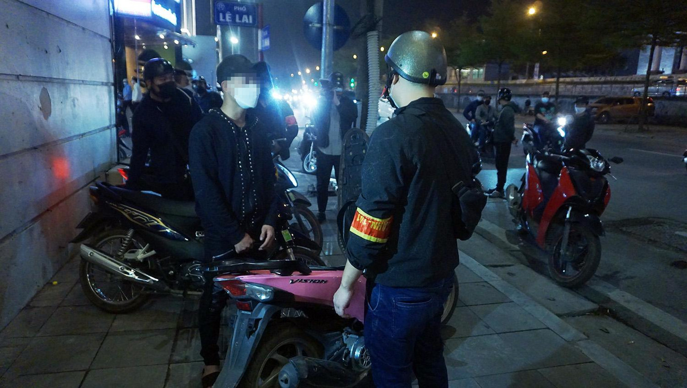 Thiếu niên chưa có bằng lái xe và để biển số ở nhà bị tổ công tác phát hiện.