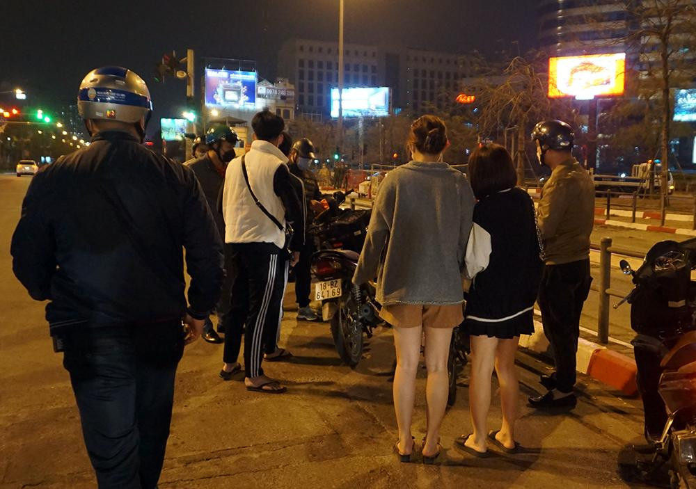 Gần 100 thanh thiếu niên vi phạm bị xử lý trong đêm 9/3.