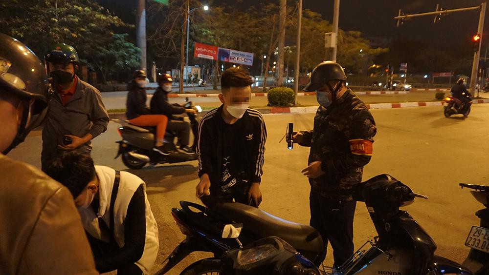 Tổ công tác Y6/141 làm nhiệm vụ tại đường Giải Phóng.