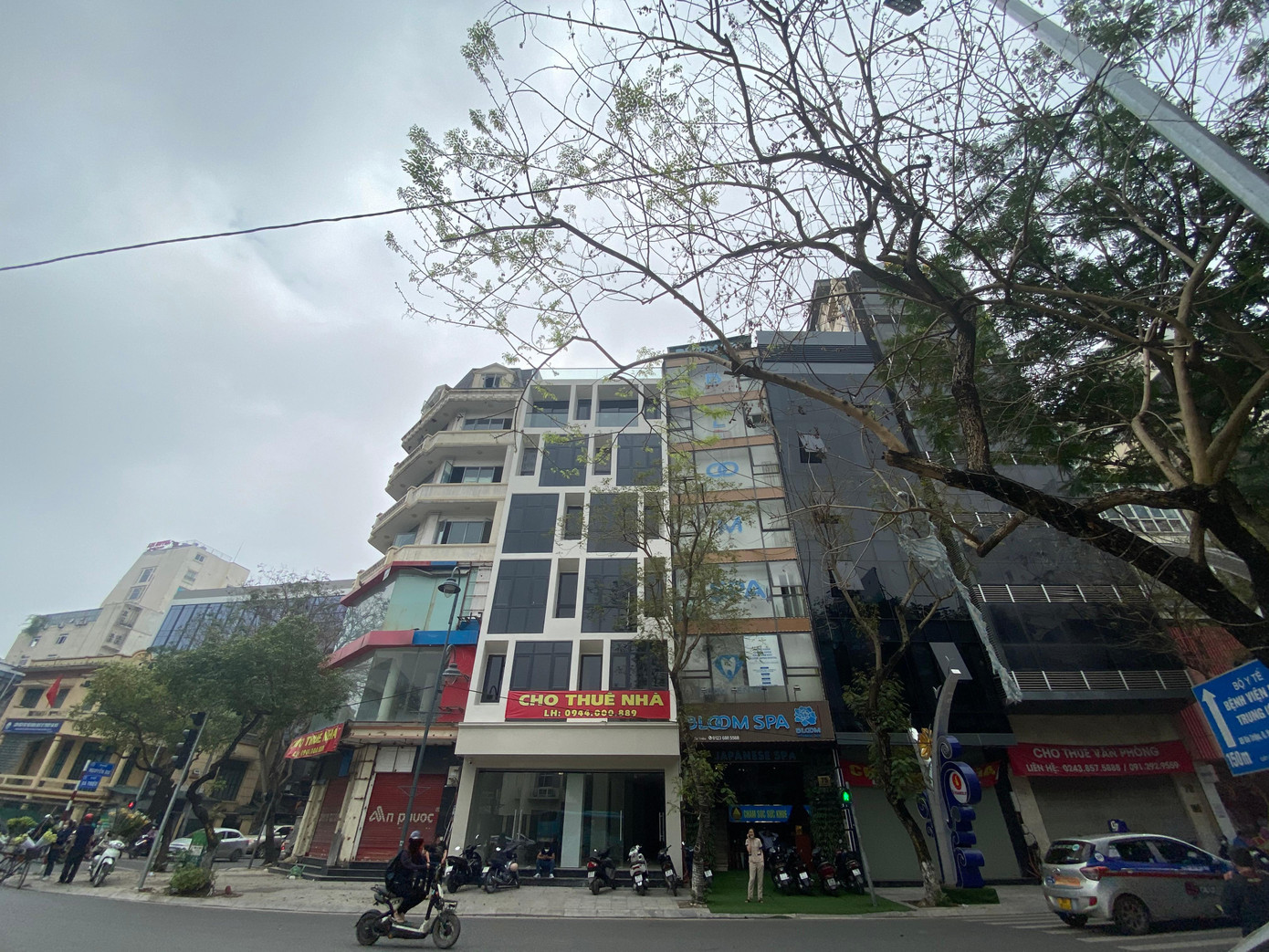 Hai năm qua, mỗi đợt dịch leo thang cũng là lúc thị trường cho thuê trầm lắng do nhu cầu sụt giảm mạnh. Người kinh doanh trả lại mặt bằng do không thể bám trụ qua những đợt giãn cách xã hội. Mọi ngả phố trung tâm Hà Nội đầy rẫy biển cho thuê nhà. Hai năm qua, mỗi đợt dịch leo thang cũng là lúc thị trường cho thuê trầm lắng do nhu cầu sụt giảm mạnh. Người kinh doanh trả lại mặt bằng do không thể bám trụ qua những đợt giãn cách xã hội. Mọi ngả phố trung tâm Hà Nội đầy rẫy biển cho thuê nhà.