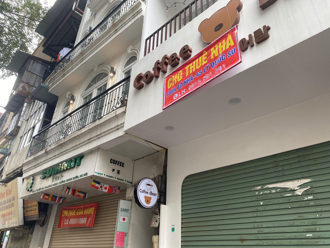 Biển cho thuê cửa hàng treo khắp phố, tỷ lệ lấp đầy chưa mấy khởi sắc. Tuy nhiên, theo số liệu thống kê tại trang batdongsan.com.vn, từ sau Tết âm lịch, khi đã quen tâm lý "sống chung với dịch", quy định 5K nới lỏng, nhiều địa phương dần bước qua đỉnh dịch, thích nghi với giai đoạn bình thường mới, các hoạt động kinh doanh dần trở lại, nhu cầu tìm kiếm bất động sản cho thuê tại Hà Nội dần tăng trở lại. Biển cho thuê cửa hàng treo khắp phố, tỷ lệ lấp đầy chưa mấy khởi sắc. Tuy nhiên, theo số liệu thống kê tại trang batdongsan.com.vn, từ sau Tết âm lịch, khi đã quen tâm lý "sống chung với dịch", quy định 5K nới lỏng, nhiều địa phương dần bước qua đỉnh dịch, thích nghi với giai đoạn bình thường mới, các hoạt động kinh doanh dần trở lại, nhu cầu tìm kiếm bất động sản cho thuê tại Hà Nội dần tăng trở lại.