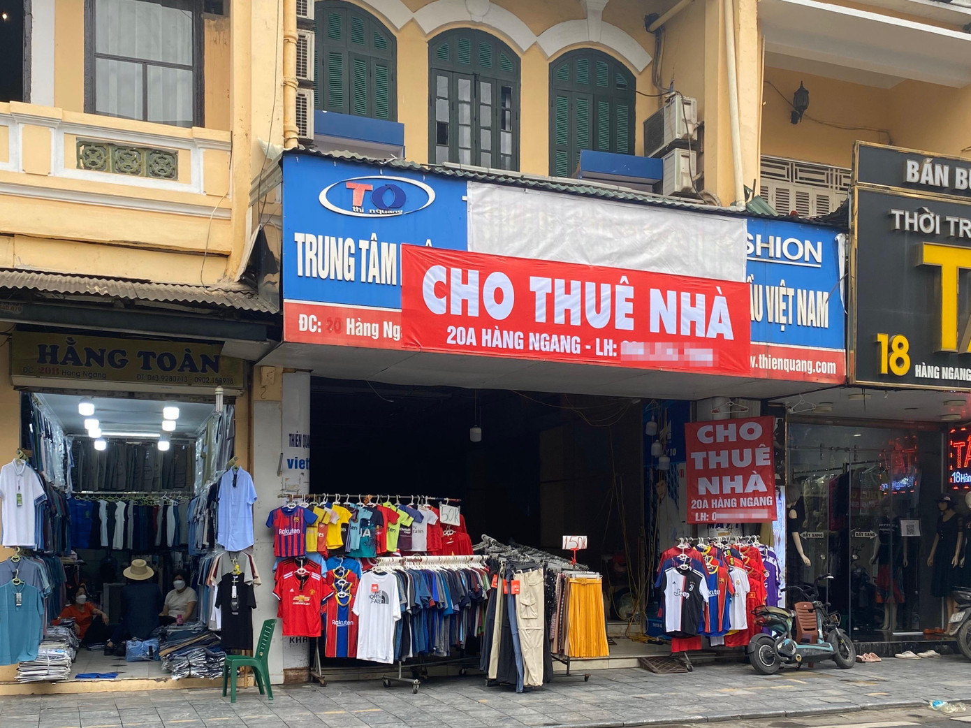 Căn nhà có mặt tiền thuộc nhóm to nhất phố Hàng Ngang, hơn 2 năm qua vẫn ròng rã treo biển tìm khách thuê. Với giá thuê 150 triệu đồng/tháng, trong 2 năm bỏ không, chủ nhà thất thu trên dưới 4 tỷ đồng. Trong thời gian tìm khách thuê, mặt bằng “hạng sang” này được trưng dụng làm nơi bán quần áo bình dân Căn nhà có mặt tiền thuộc nhóm to nhất phố Hàng Ngang, hơn 2 năm qua vẫn ròng rã treo biển tìm khách thuê. Với giá thuê 150 triệu đồng/tháng, trong 2 năm bỏ không, chủ nhà thất thu trên dưới 4 tỷ đồng. Trong thời gian tìm khách thuê, mặt bằng “hạng sang” này được trưng dụng làm nơi bán quần áo bình dân