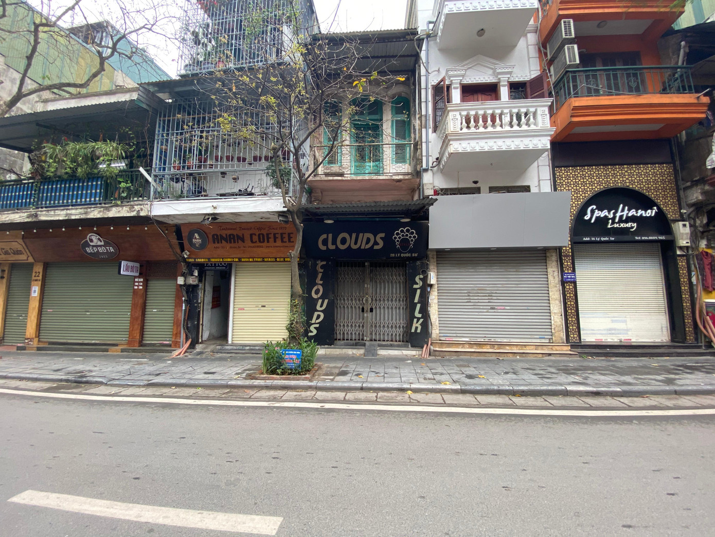 Hàng quán ăn uống ngay trung tâm phố cổ nhiều nơi vẫn "cửa đóng then cài". Hàng quán ăn uống ngay trung tâm phố cổ nhiều nơi vẫn "cửa đóng then cài".