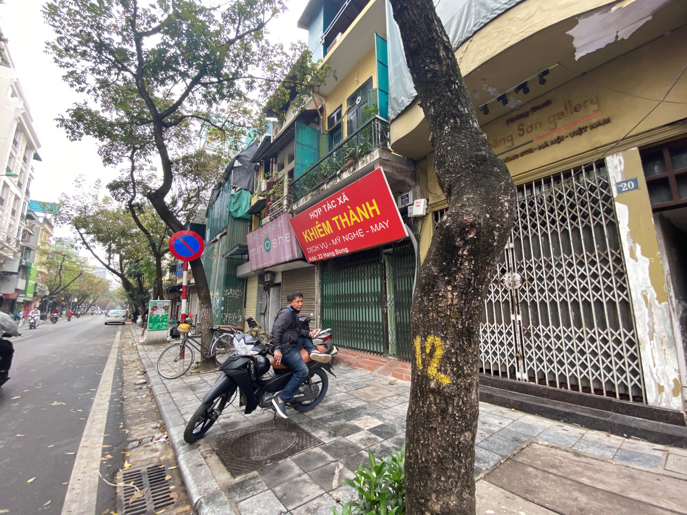 Do chủ yếu phục vụ du khách, đặc biệt là khách nước ngoài, nên các tiệm mỹ nghệ, đồ thủ công 2 năm qua đã dần phải đóng cửa do du lịch đóng băng. Đến nay, dù du lịch mở cửa, nhiều cửa hàng kinh doanh lĩnh vực này vẫn chưa hẹn ngày tái hoạt động. Do chủ yếu phục vụ du khách, đặc biệt là khách nước ngoài, nên các tiệm mỹ nghệ, đồ thủ công 2 năm qua đã dần phải đóng cửa do du lịch đóng băng. Đến nay, dù du lịch mở cửa, nhiều cửa hàng kinh doanh lĩnh vực này vẫn chưa hẹn ngày tái hoạt động.