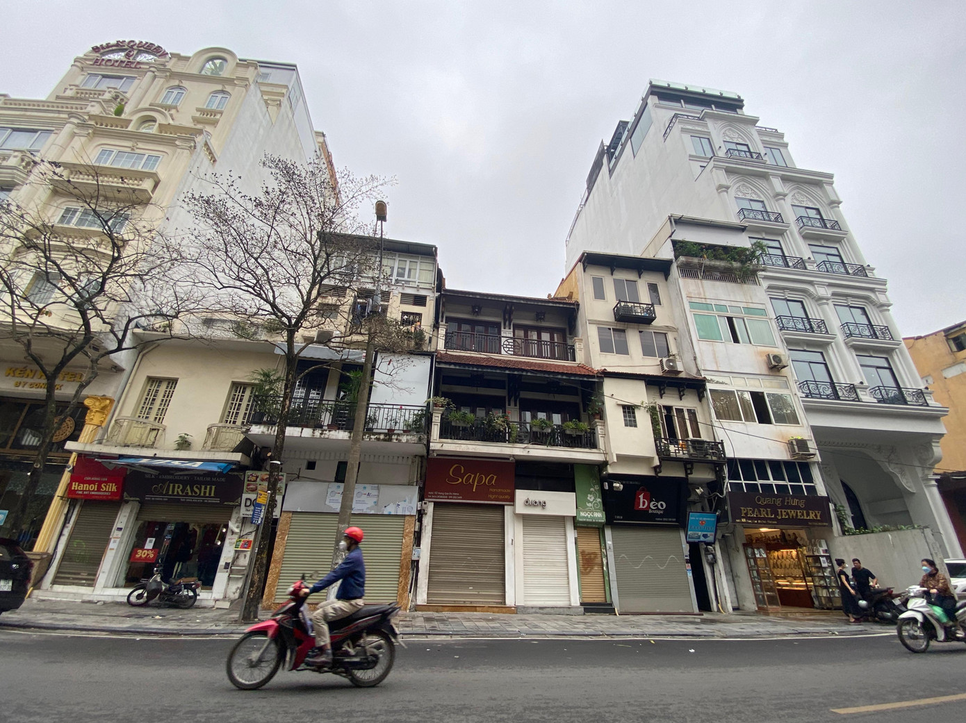 Nằm sát Hồ Hoàn Kiếm, hàng chục cửa hàng bán đồ lưu niệm trên phố Hàng Gai đóng cửa. Dù 15/3, Việt Nam đã mở cửa hoàn toàn hoạt động du lịch, nhưng con phố này vẫn đìu hiu vì vắng bóng du khách. Một số cửa hàng còn trụ lại, vẫn treo biển hiệu nhưng không kinh doanh còn lại, phần lớn mặt bằng đi thuê đã được sang nhượng, trả nhà. Nằm sát Hồ Hoàn Kiếm, hàng chục cửa hàng bán đồ lưu niệm trên phố Hàng Gai đóng cửa. Dù 15/3, Việt Nam đã mở cửa hoàn toàn hoạt động du lịch, nhưng con phố này vẫn đìu hiu vì vắng bóng du khách. Một số cửa hàng còn trụ lại, vẫn treo biển hiệu nhưng không kinh doanh còn lại, phần lớn mặt bằng đi thuê đã được sang nhượng, trả nhà.