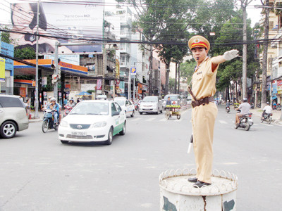 Cảnh sát giao thông làm việc 