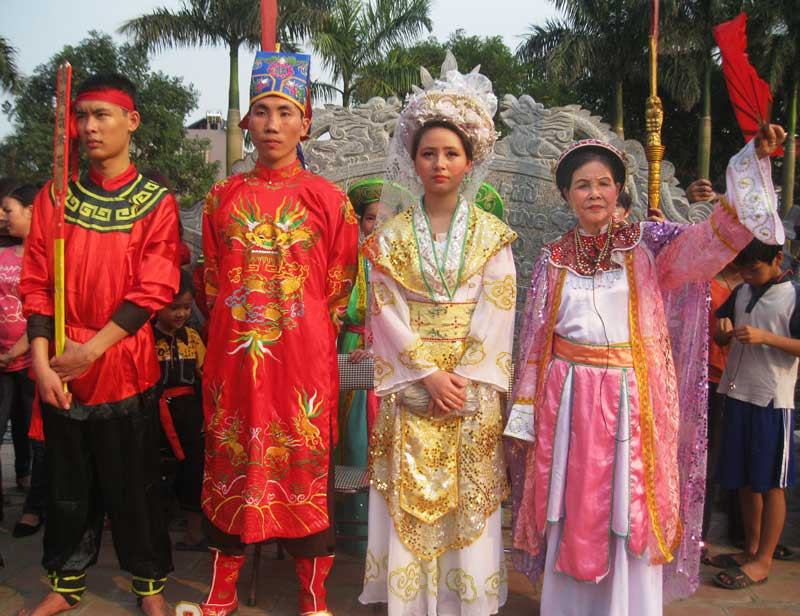 Đôi phu thê ra mắt bà con chòm xóm