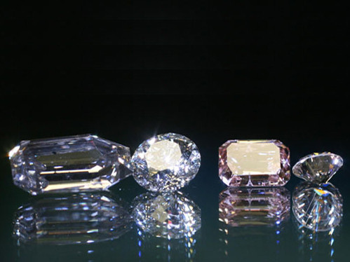Những viên kim cương như thế này được tạo ra trong phòng thí nghiệm nhờ quá trình lắng hơi hóa học được xử lý với nhiệt độ cao, áp suất thấp để tăng cường màu sắc cũng như độ trong quang học. Ảnh: Viện khoa học Carnegie Những viên kim cương như thế này được tạo ra trong phòng thí nghiệm nhờ quá trình lắng hơi hóa học được xử lý với nhiệt độ cao, áp suất thấp để tăng cường màu sắc cũng như độ trong quang học. Ảnh: Viện khoa học Carnegie